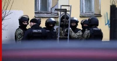 Захвативший в заложники шесть детей в Петербурге мужчина сдался