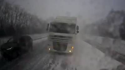 Момент страшного ДТП на трассе в Пензенской области попал на видео