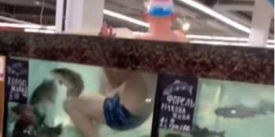 Где охрана? Херсонец пришел в супермаркет, переоделся и прыгнул в аквариум с карпами — видео