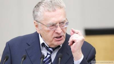 Жириновский попросил запретить объятья на телевидении из-за COVID-19