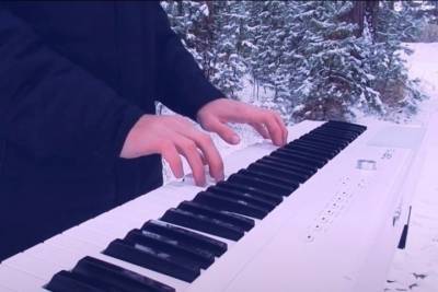 Подросток из Тверской области сыграл снежную песню в зимнем лесу