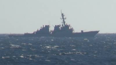 Момент сближения корабля ТОФ с эсминцем ВМС США, который нарушил границу РФ — видео