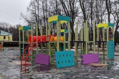 В Рязани в «Наташкином парке» начали собирать детскую площадку
