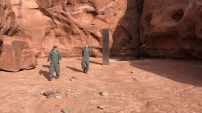 В пустыне США нашли загадочный металлический монолит: фото, видео