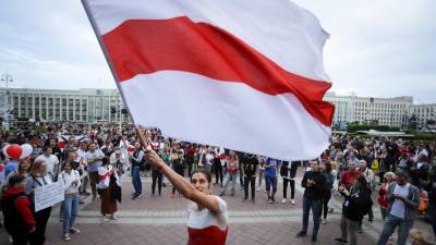 Лукашенко хочет запретить "фашистский" бело-красный флаг в Беларуси