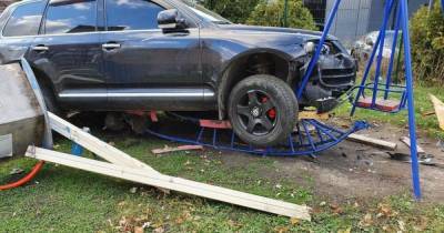 Во Львове водитель разбил два авто и влетел в детскую площадку: появилось видео (5 фото)
