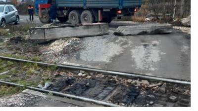 В Гатчинском районе ликвидировали незаконный железнодорожный переезд