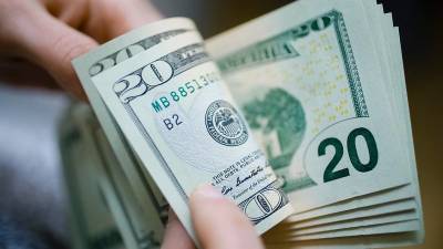 Закрытие межбанка: доллар потерял копейки, но и на покупке, и на продаже