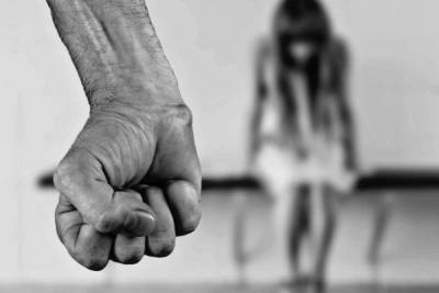 В Чувашии мужчина избивал палкой малолетнюю дочь сожительницы