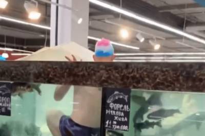 В херсонском "Сильпо" парень в трусах и маске понырял в аквариуме с карпами: курьезное видео
