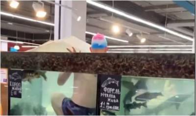 Парень надел плавки и нырнул в аквариум посреди магазина, видео: "Рыбки такого не заслужили"