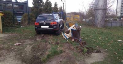 Во Львове пьяный 24-летний полицейский влетел в детскую площадку