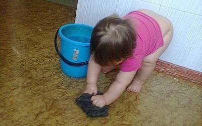 В детском саду Томска няня заставила детей мыть туалет. Пришлось извиняться
