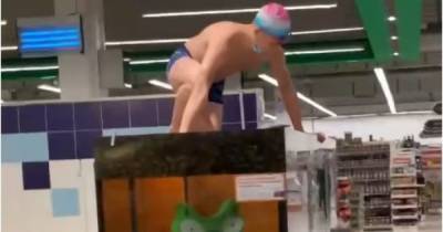 В Херсоне парень просто в супермаркете нырнул в аквариум с рыбой: видео