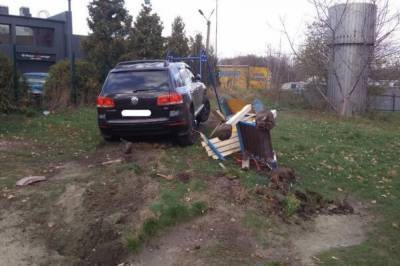 Во Львове пьяный полицейский разбил три авто и въехал в детскую площадку. Видео