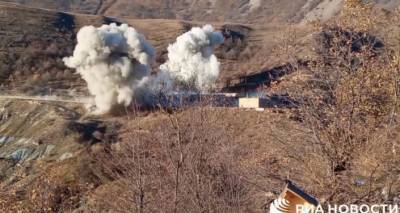 Армянские военные взрывают здание военчасти, покидая Карвачар — видео