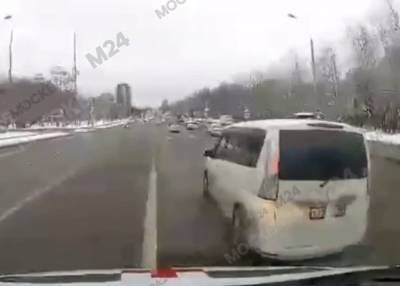Водитель легковушки не пропустил скорую помощь в Москве