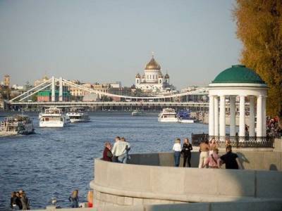 На Москве-реке образовалось загадочное масляное пятно