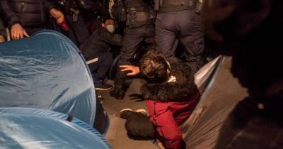 Глава МВД Франции назвал "шокирующими" снимки разгона лагеря беженцев в Париже