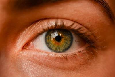 Медики назвали красные глаза первым признаком артрита позвоночника