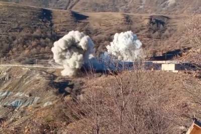 ​Солдаты Армении взорвали военную базу в Карабахе перед уходом - момент попал на видео