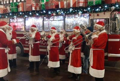 В конце декабря по Петербургу будет курсировать автобус с Дедами Морозами