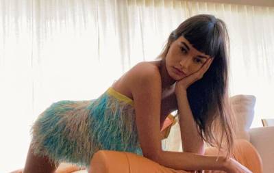 Брюнетка из Victoria’s Secret в неприличном мини свела с ума торчащим бюстом: пикантные фото