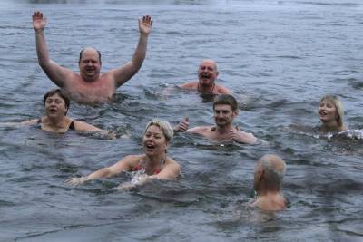 Липецкий клуб «моржей» отметили День моржа купанием в ледяной воде