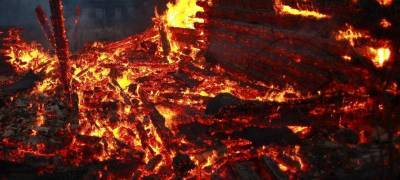 Три человека погибли на пожаре в поселке Карелии