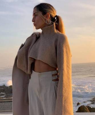 Укороченный свитер с длинными рукавами — одна из лучших покупок осени: доказывает стилист София Коэльо
