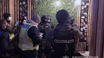 В Киеве полицейские разоблачили несколько борделей, замаскированных под массажные салоны