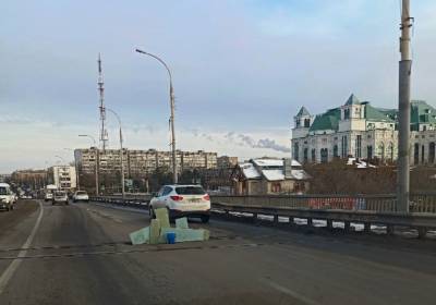 В Астрахани яму на Новом мосту оградили гипсокартоном и синим ведром
