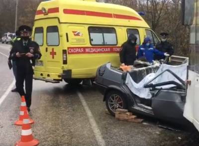 Трагедия на дороге: авто влетело в троллейбус, медики бессильны