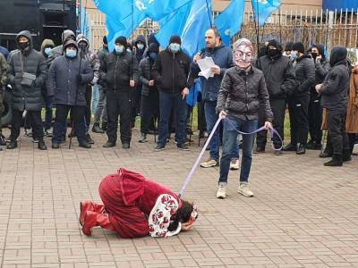 Дёшево и убого: «Изгнание» Сороса у посольства США в Киеве