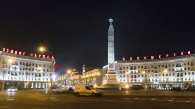 В центре Минска автомобиль наехал на ступени монумента и загорелся