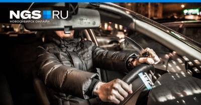 Таксист украл у пассажира 20 тысяч рублей в Новосибирске