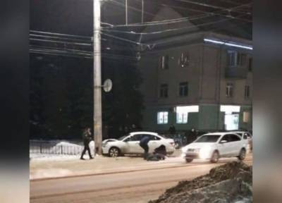 В Кузбассе водитель иномарки сбил пешехода и врезался в опору освещения
