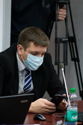 Депутаты Южно-Сахалинска приняли решения, сидя в телефонах