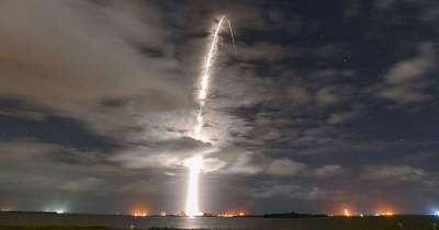 Ракета SpaceX успешно вывела на орбиту очередную порцию интернет-зондов для "глобального Wi-Fi"