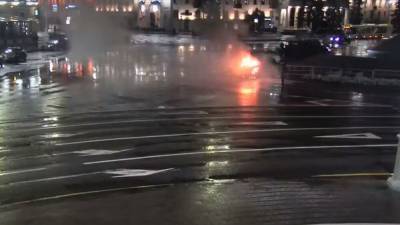 Видеофакт. «Тойота» едва не протаранила памятник на площади Победы в Минске