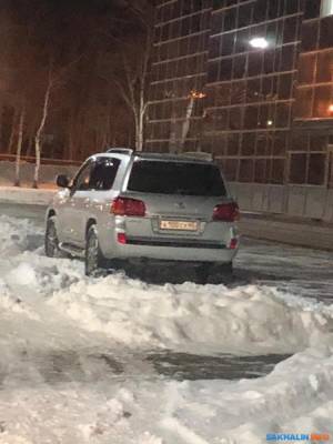 Сахалинские чиновники никак не перестанут ездить на служебных машинах по личным делам