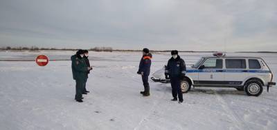 В ХМАО спасли мужчину, который провалился под лед на снегоходе