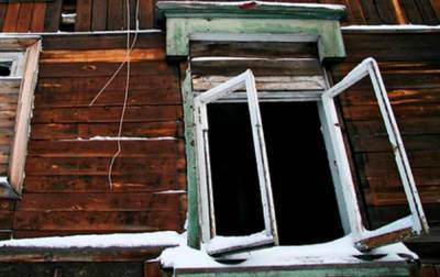 Бабушка спьяну выкинула 11-месячную внучку из окна на мороз