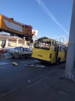 В Одессе автокран раскроил маршрутку, есть пострадавшие (видео)