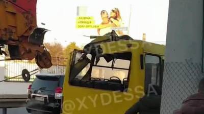 В Одессе подъемный кран стрелой въехал в маршрутку: видео