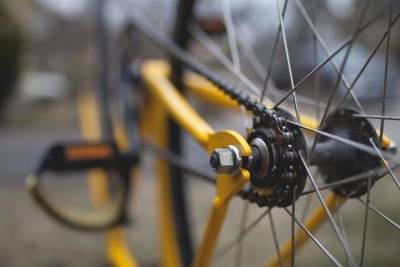 В Чебоксарах девушка с другом украли два велосипеда из подъезда дома