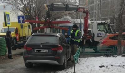 В Тюмени на улице Советской эвакуатор увозит машины с тротуара