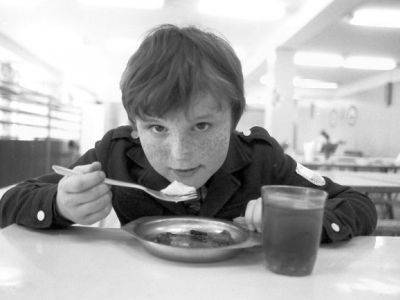 В школах Барнаула детей кормили просроченными продуктами