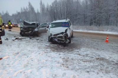 Два человека пострадали в лобовом столкновении автомобилей в Новочебоксарске