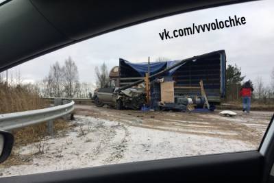 В Тверской области женщина за рулем иномарки врезалась в выпавший из грузовика станок